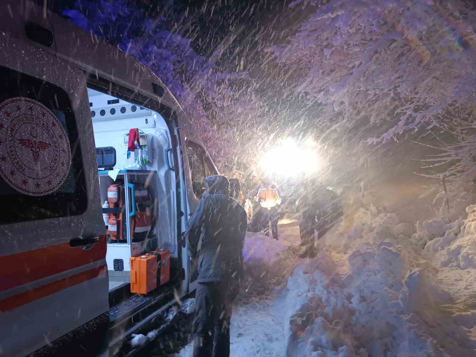 Malatya’da yolda mahsur kalan vatandaşları belediye ekipleri kurtardı