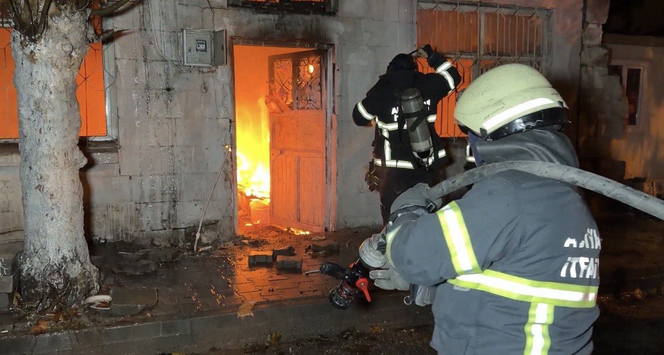 Yalnız yaşayan adamın yaktığı soba, metruk evi alev topuna çevirdi