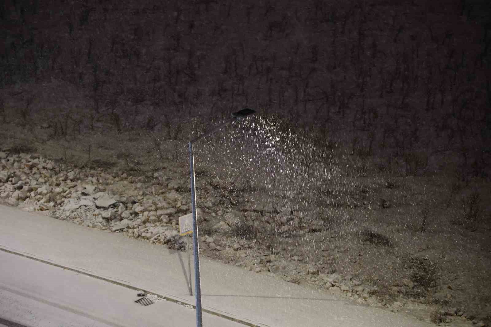 Elazığ&rsquo;da yoğun kar yağışı başladı
