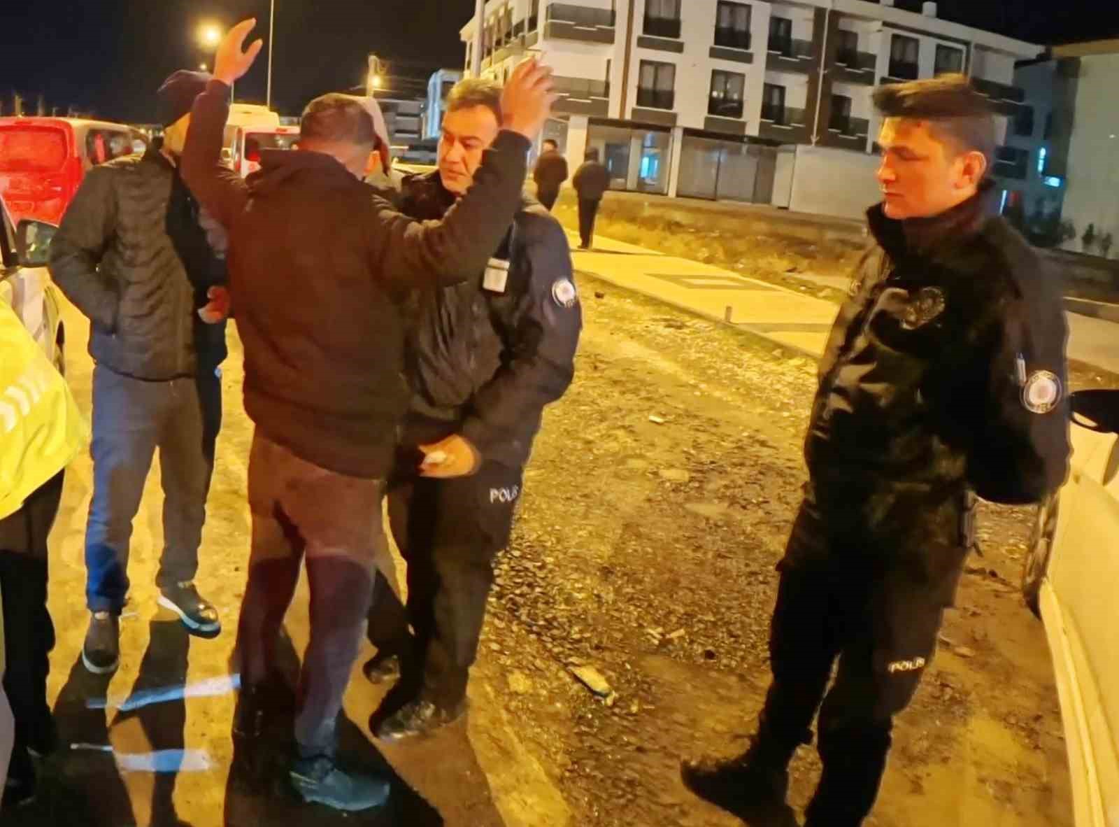 Alkoll&uuml; ara&ccedil; kullanırken yakalandı, ehliyetine el konulunca ara&ccedil; başında i&ccedil;meyi s&uuml;rd&uuml;rd&uuml;
