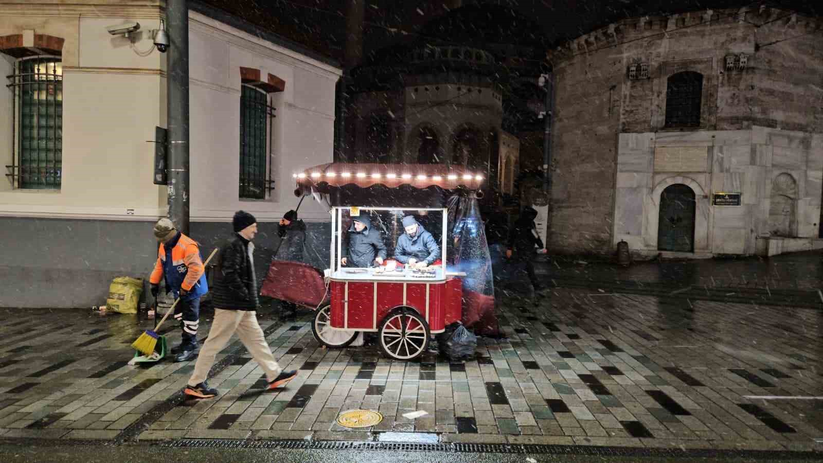 İstanbul&rsquo;da g&uuml;n boyu beklenen kar yağışı gece saatlerinde etkisini g&ouml;sterdi
