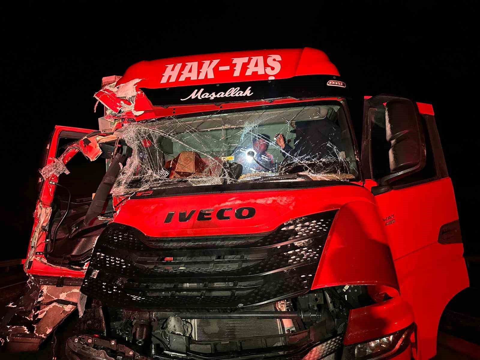 Uşak&rsquo;ta 2 tır &ccedil;arpıştı: 1 yaralı
