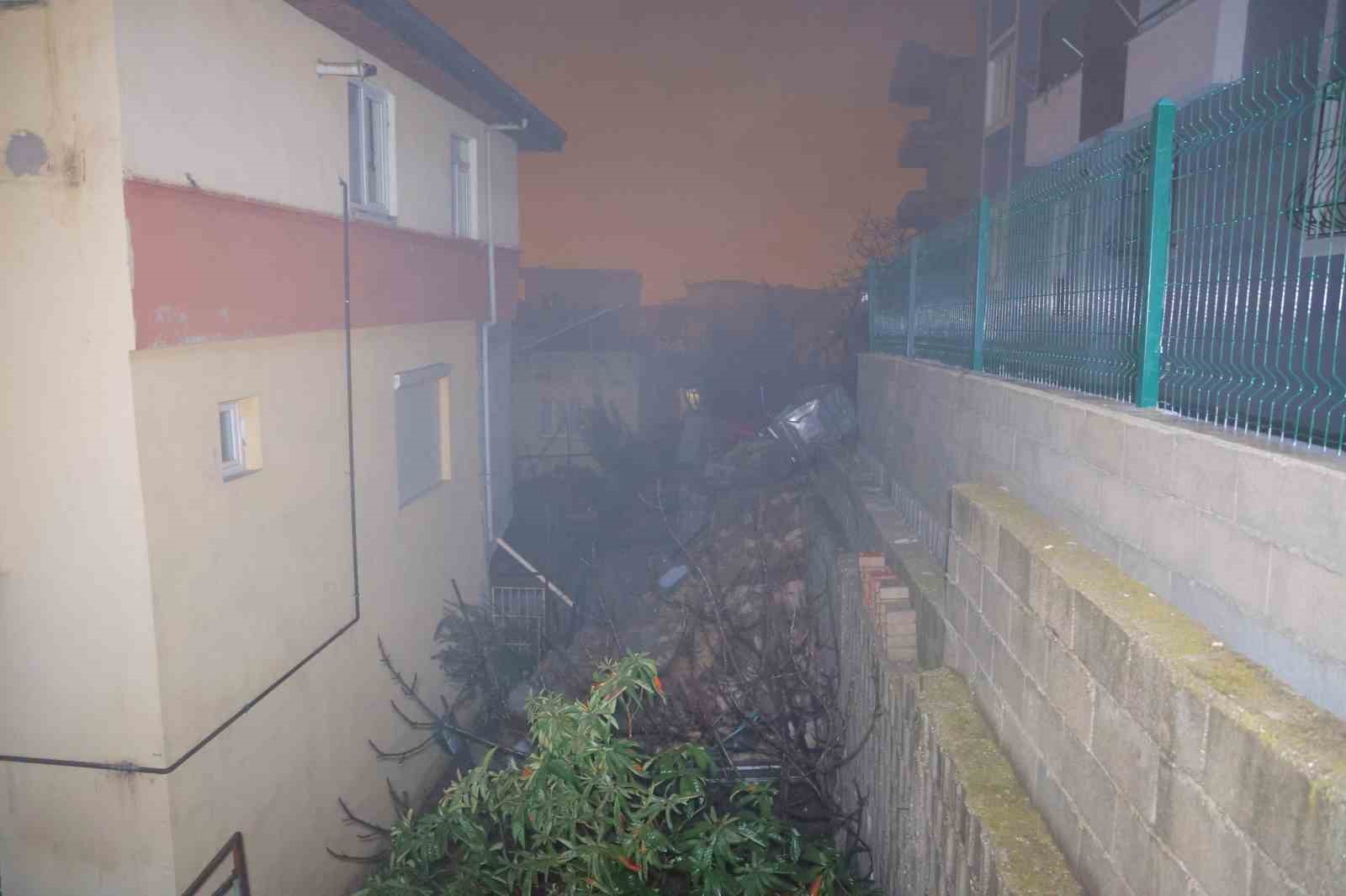 Kahramanmaraş&rsquo;ta istinat duvarı çöktü binadakiler tahliye edildi