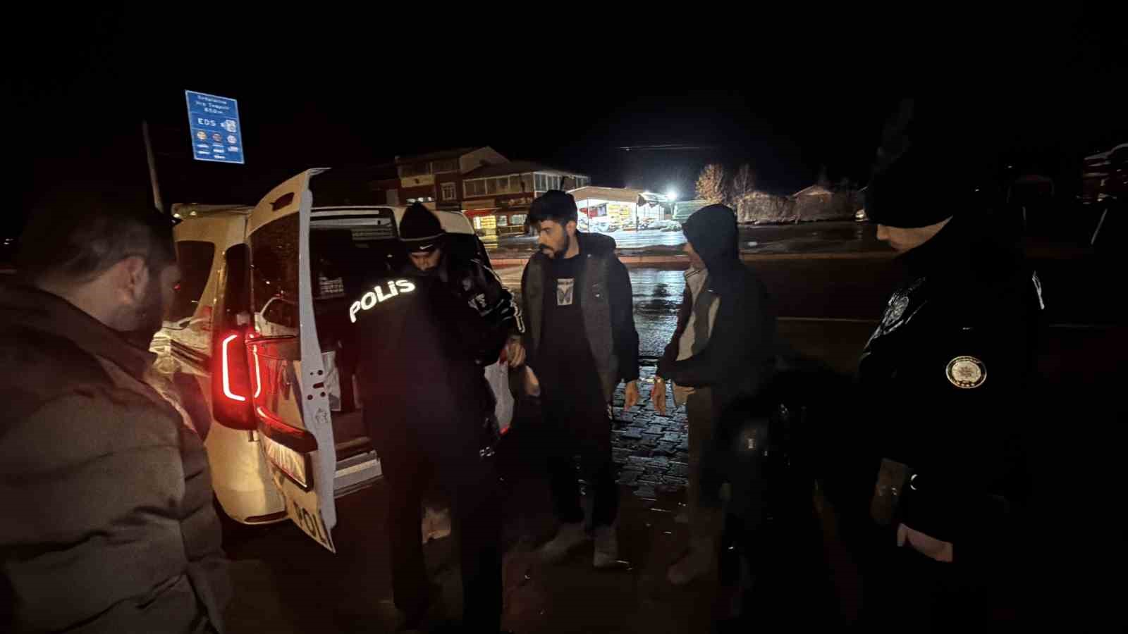 Tokat&rsquo;ta durdurulan otomobilde 3 ka&ccedil;ak g&ouml;&ccedil;men yakalandı
