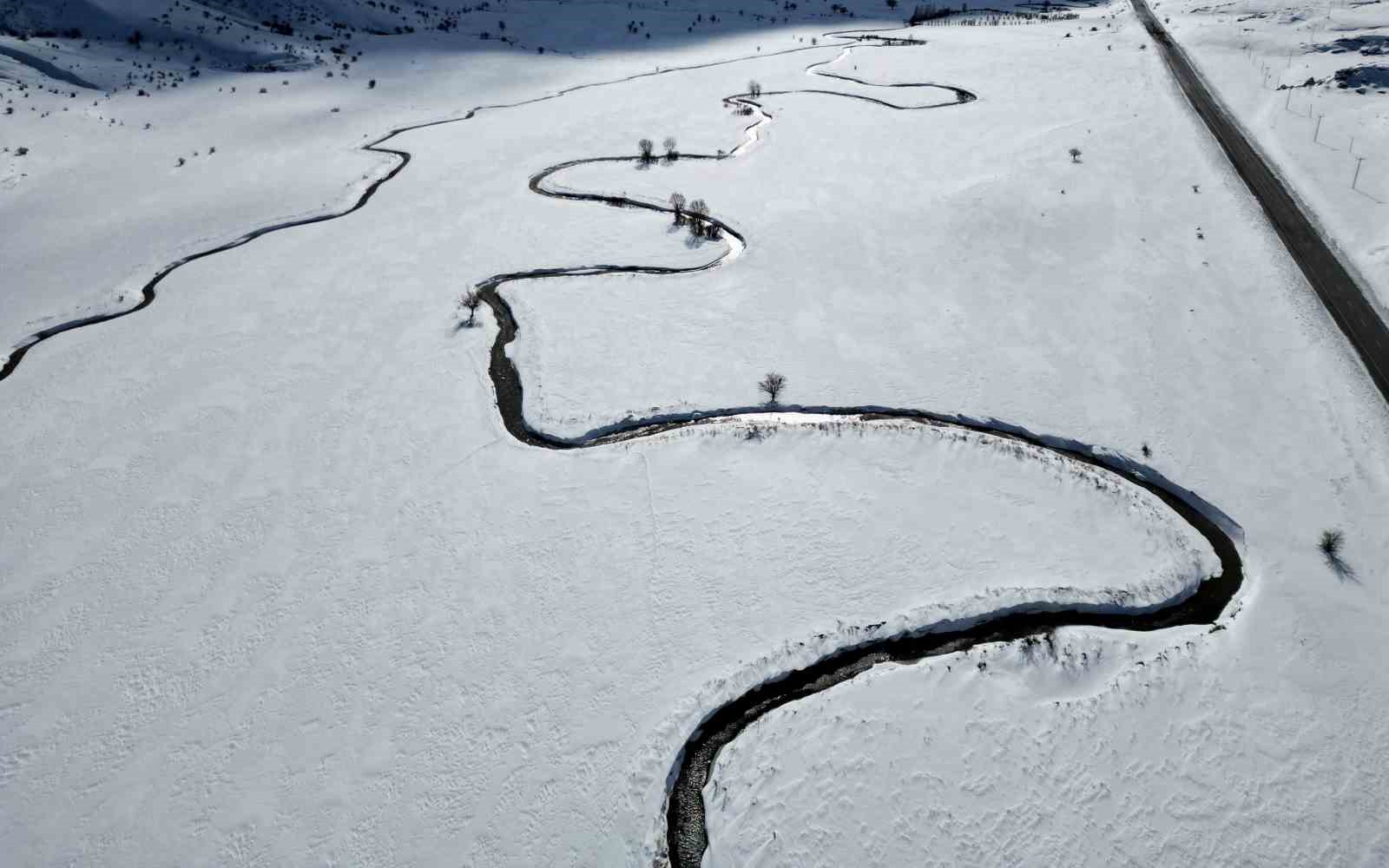 Güzeldere mendereslerinin kar manzarası hayran bıraktı
