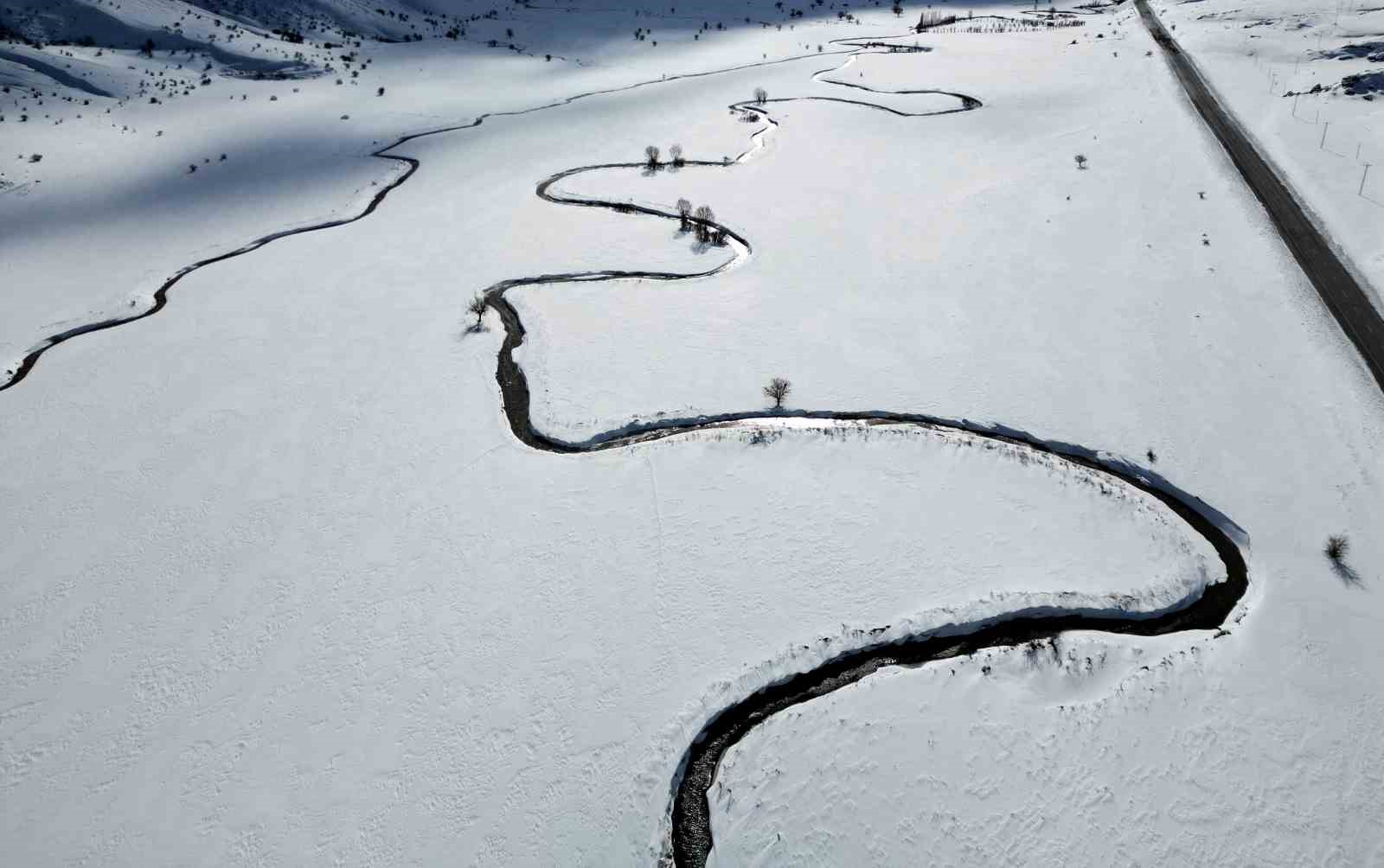 G&uuml;zeldere mendereslerinin kar manzarası hayran bıraktı
