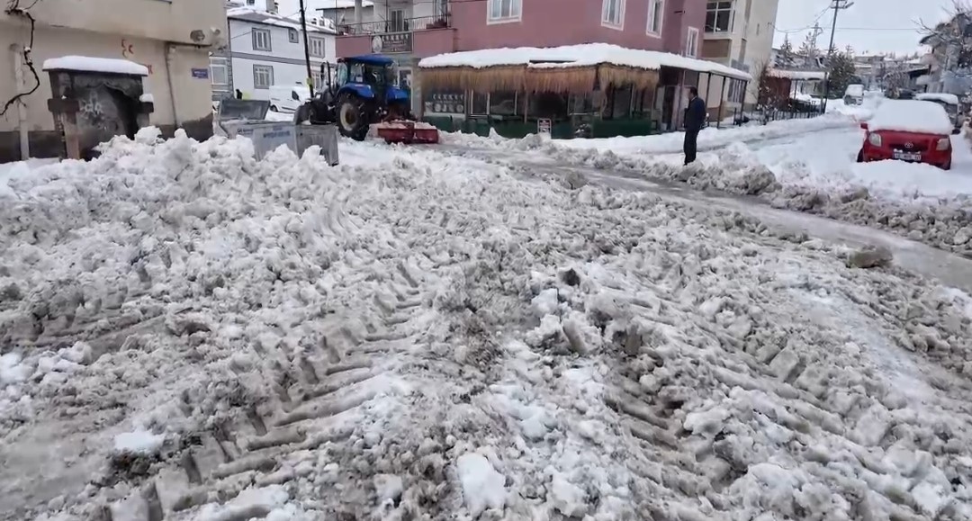 Tufanbeyli&rsquo;de 40 santimetreyi bulan kar yağışı hayatı olumsuz etkiledi
