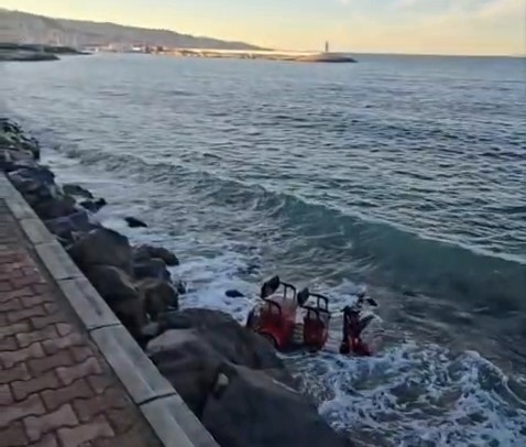 3 tekerlekli elektrikli motosiklet denize uçtu