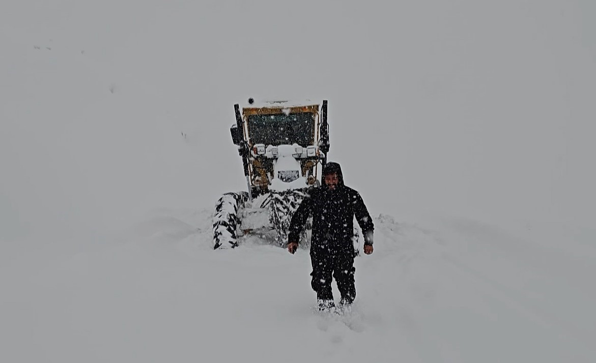 Muş’ta gazeteciler yürüyerek iş makinesine yolu tarif etti