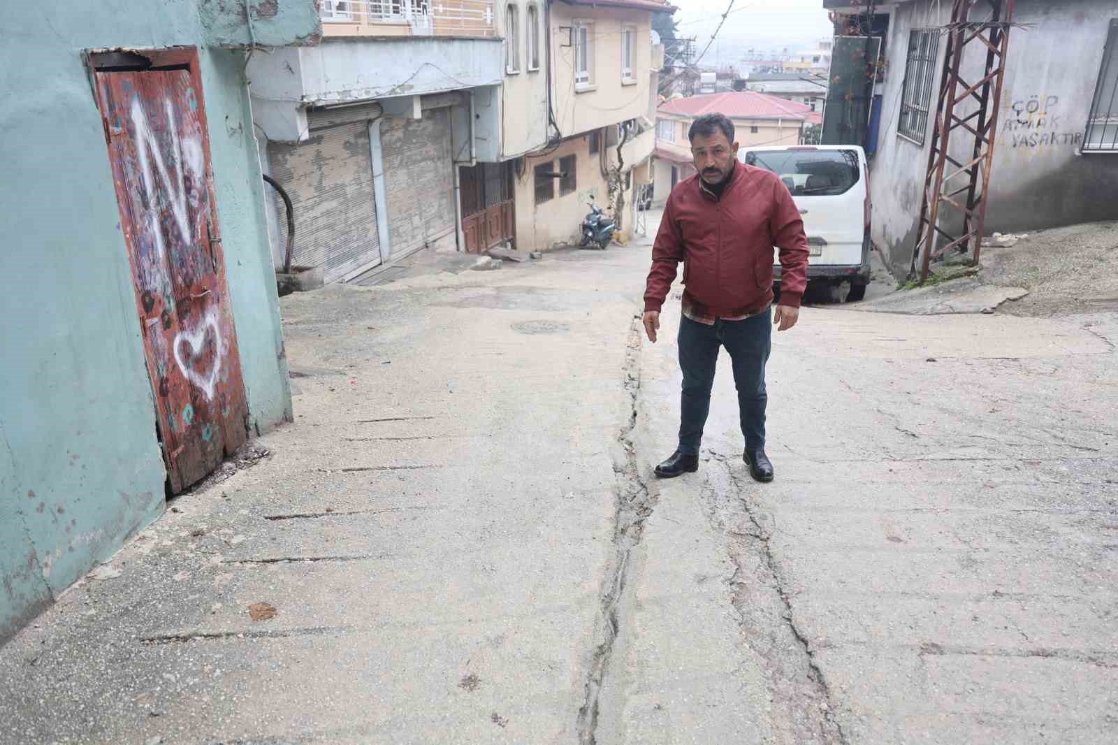 Mahallenin elektriksiz kalmasına sebep olan hırsızların canlarını hiçe sayarak yer altındaki kabloları çalma anları kamerada