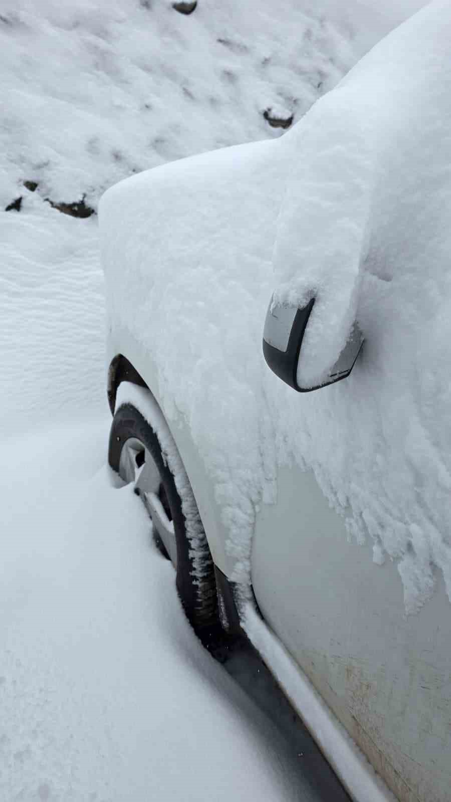 G&uuml;m&uuml;şhane&rsquo;de kar 247 k&ouml;y yolunu ulaşıma kapattı
