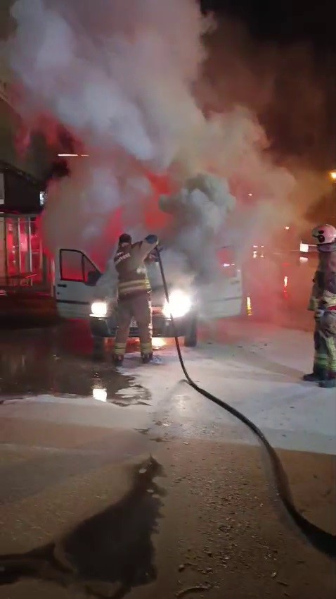 İskenderun’da seyir halindeki araç alevlere teslim oldu