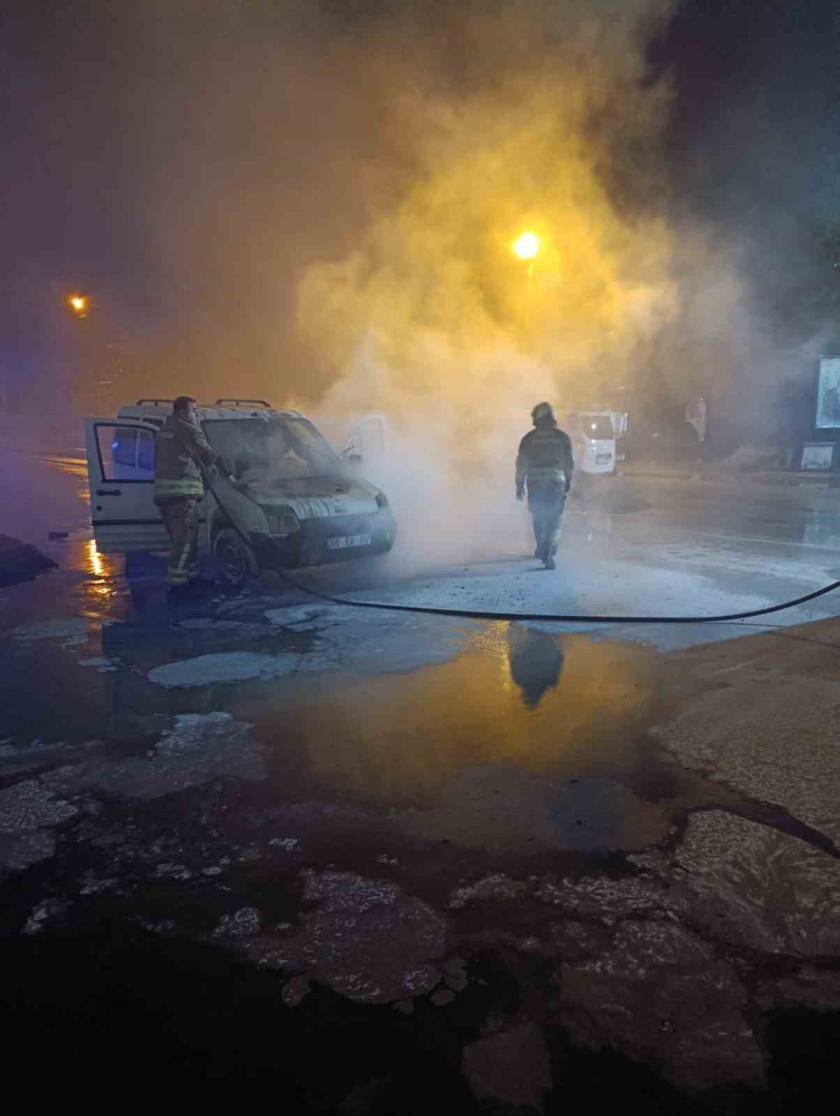 İskenderun&rsquo;da seyir halindeki ara&ccedil; alevlere teslim oldu
