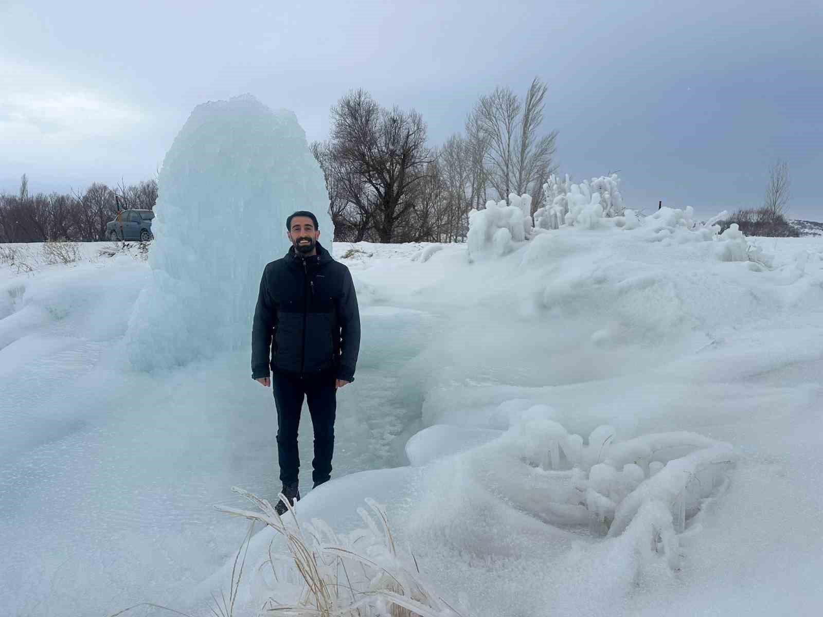 Hınıs’ta 4 metrelik buz kütlesi dikkat çekti