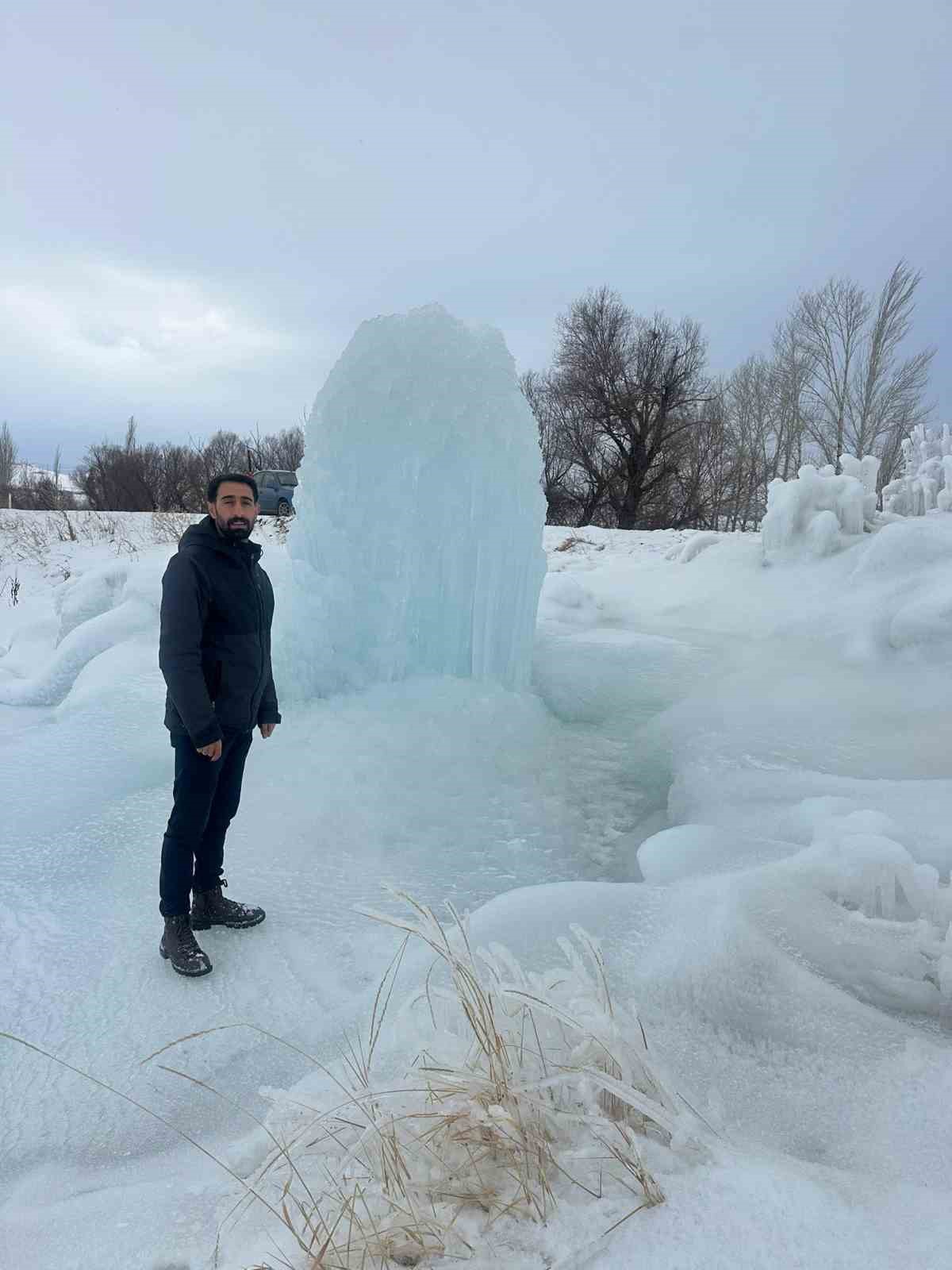 Hınıs&rsquo;ta 4 metrelik buz k&uuml;tlesi dikkat &ccedil;ekti
