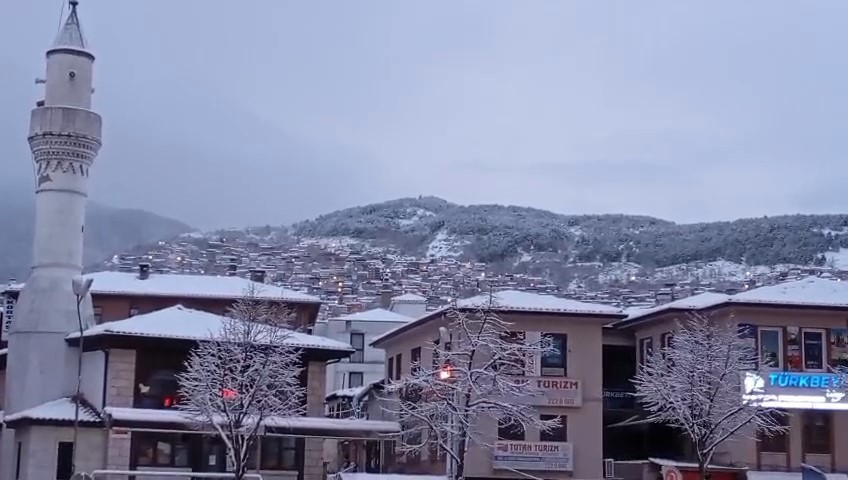 Bursa sabaha beyaz &ouml;rt&uuml;yle uyandı..Ulaşımda aksamalar yaşandı
