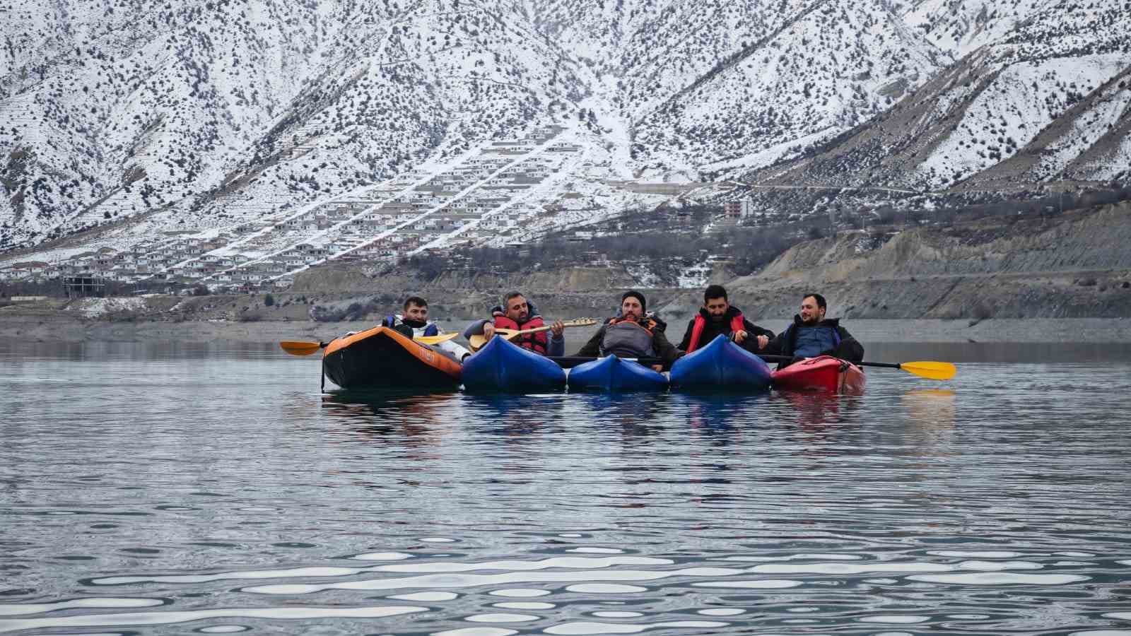 Tortum Gölü’nde kano üzerinde sazlı sözlü eğlence