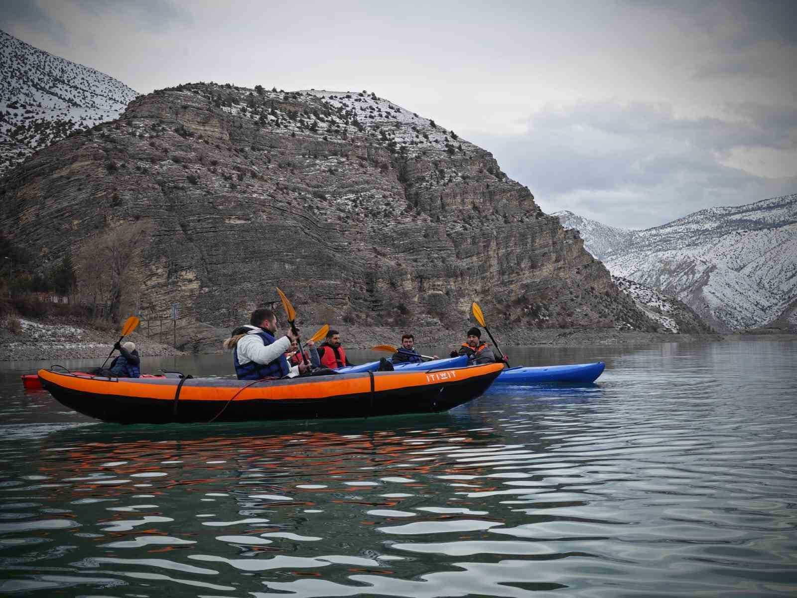 Tortum G&ouml;l&uuml;&rsquo;nde kano &uuml;zerinde sazlı s&ouml;zl&uuml; eğlence

