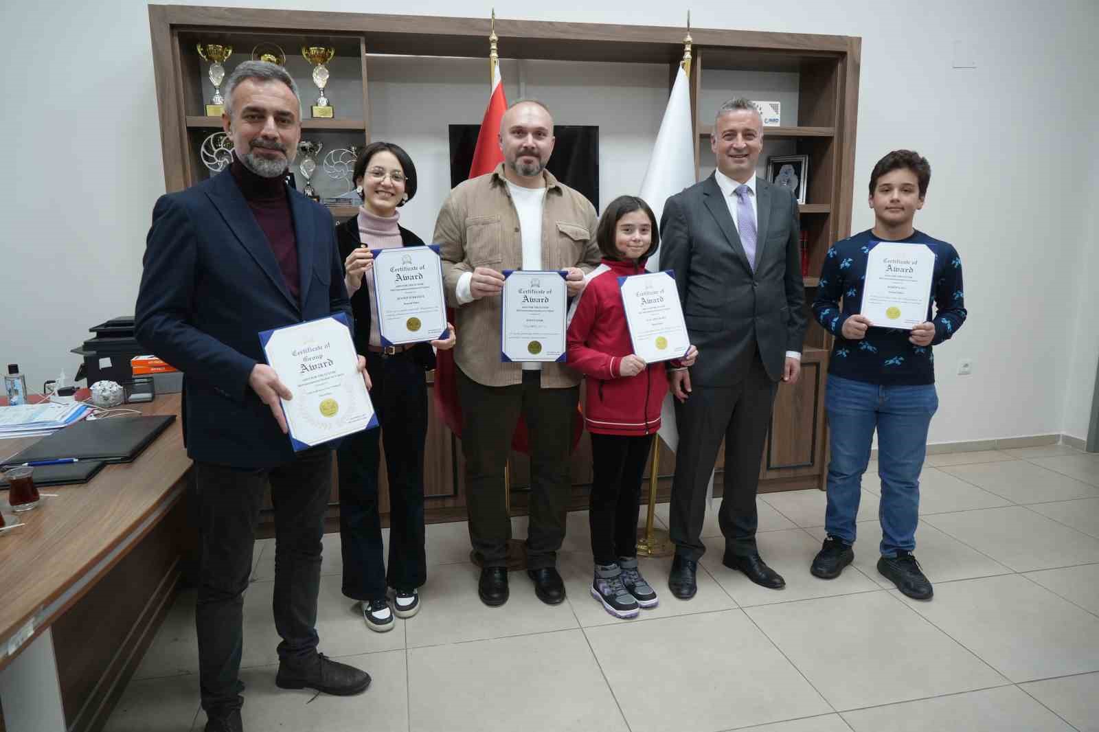 T&uuml;rk &ouml;ğrencilerden k&uuml;resel sanat başarısı: Samsunlu &ouml;ğrenciler ABD&rsquo;de 5 d&uuml;nya derecesi kazandı
