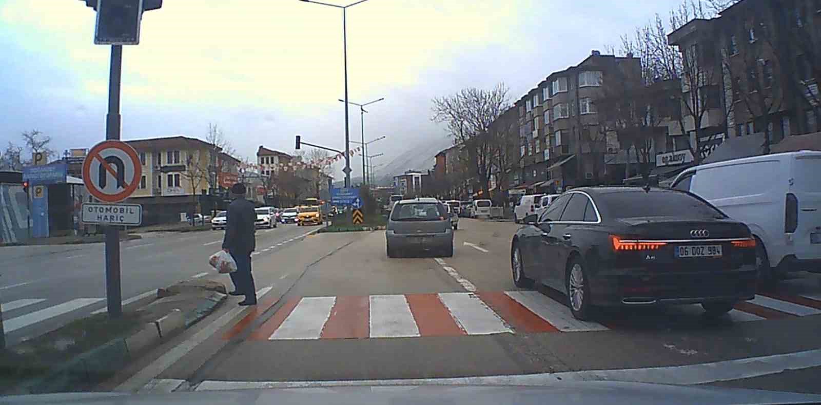 Bursa&rsquo;da kırmızı ışık ihlali kaza getiriyordu...Yayanın canını hi&ccedil;e saydı
