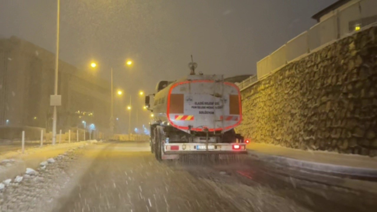 Elazığ Belediyesi, karla m&uuml;cadele &ccedil;alışmalarını s&uuml;rd&uuml;r&uuml;yor
