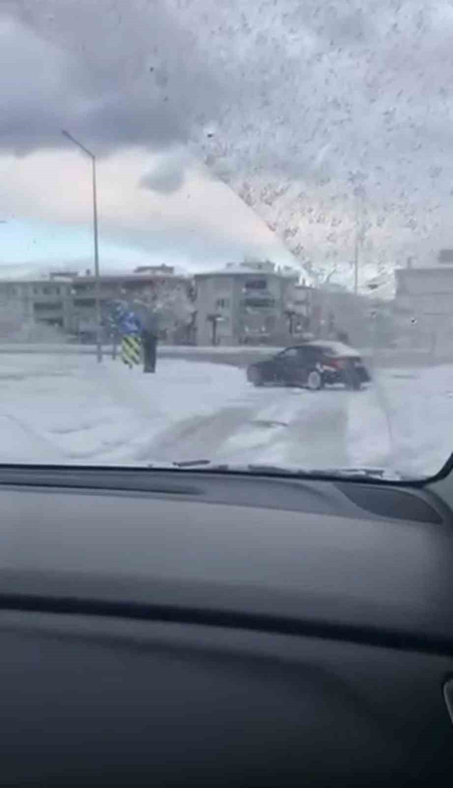 Bursa’da kar yağışını fırsat bildi, kavşakta drift attı