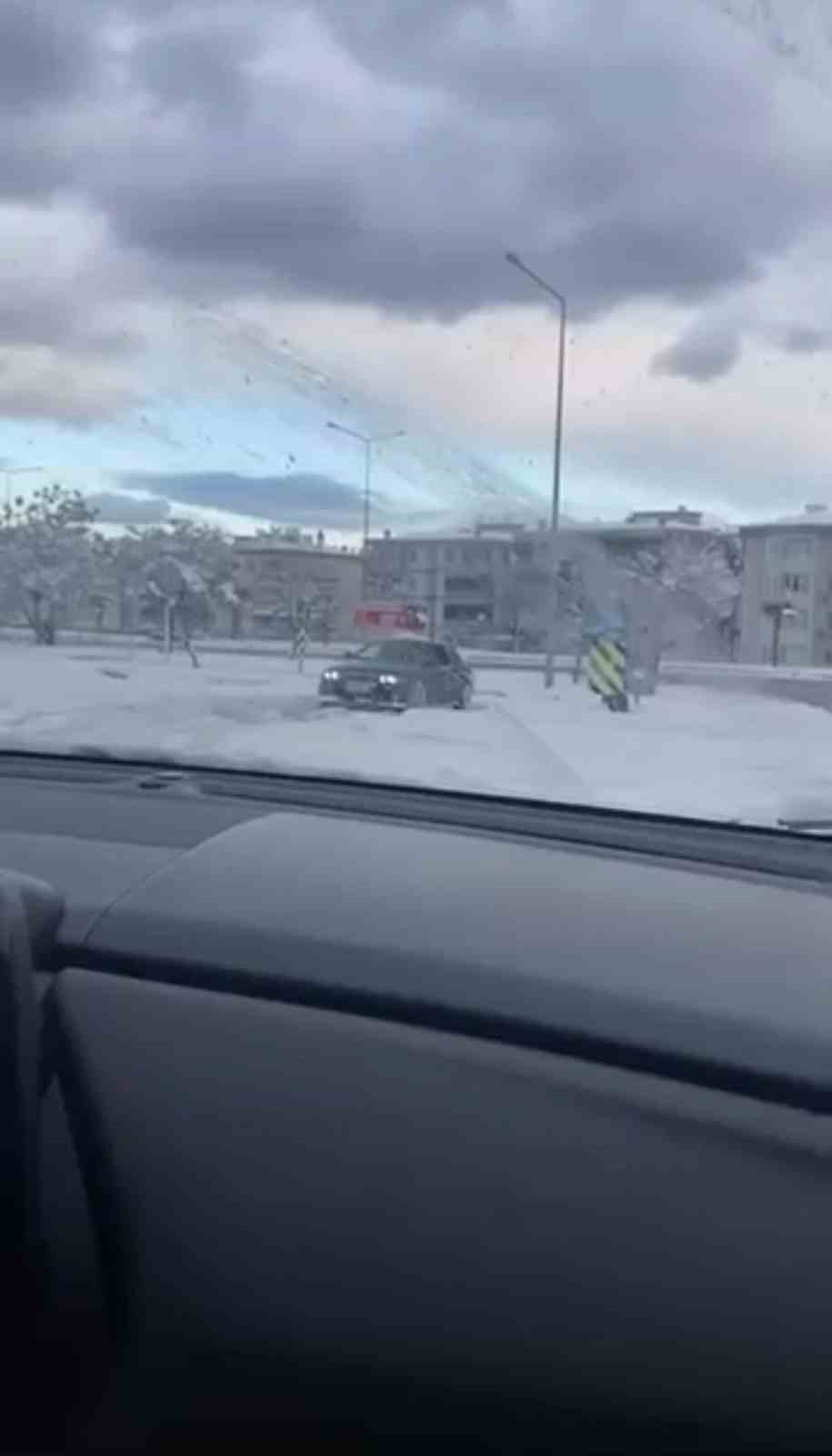 Bursa&rsquo;da kar yağışını fırsat bildi, kavşakta drift attı
