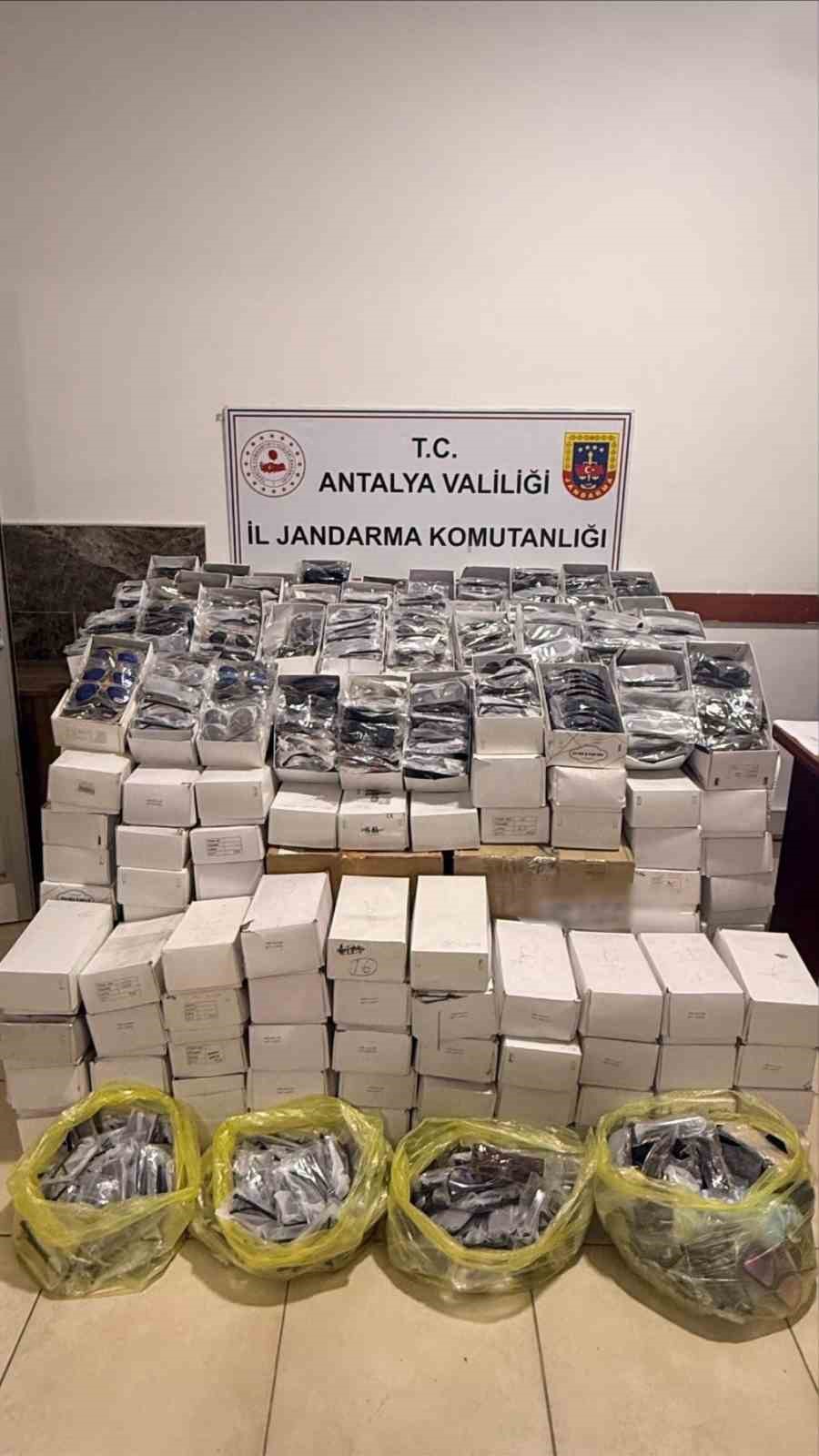 Alanya’da kaçakçılığa jandarmadan çifte operasyon