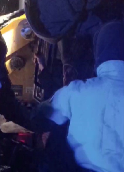 Karla kapanan yol a&ccedil;ıldı, zehirlenen vatandaş kurtarıldı
