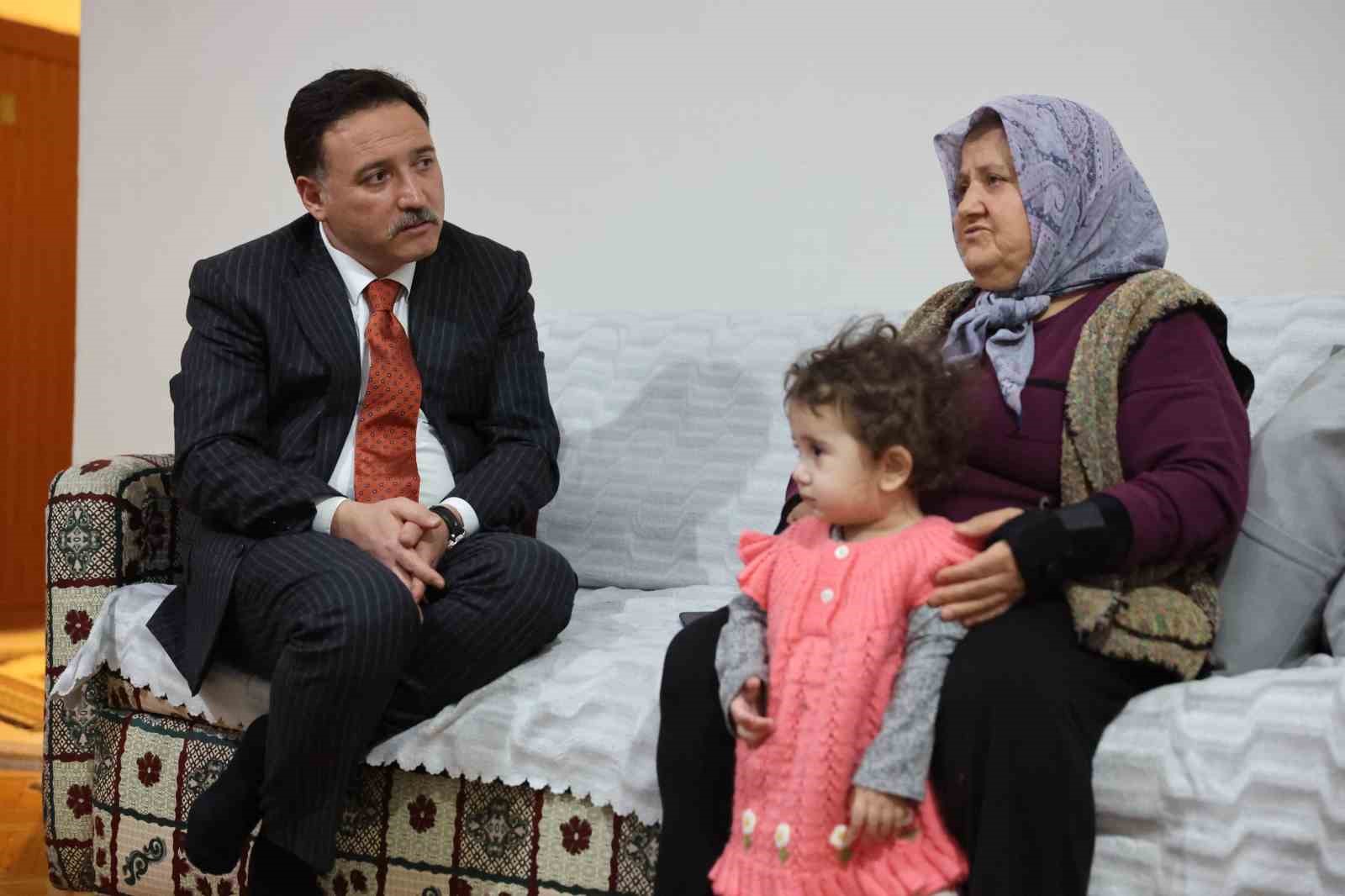 Vali &Ccedil;i&ccedil;ek&rsquo;ten ev ziyareti
