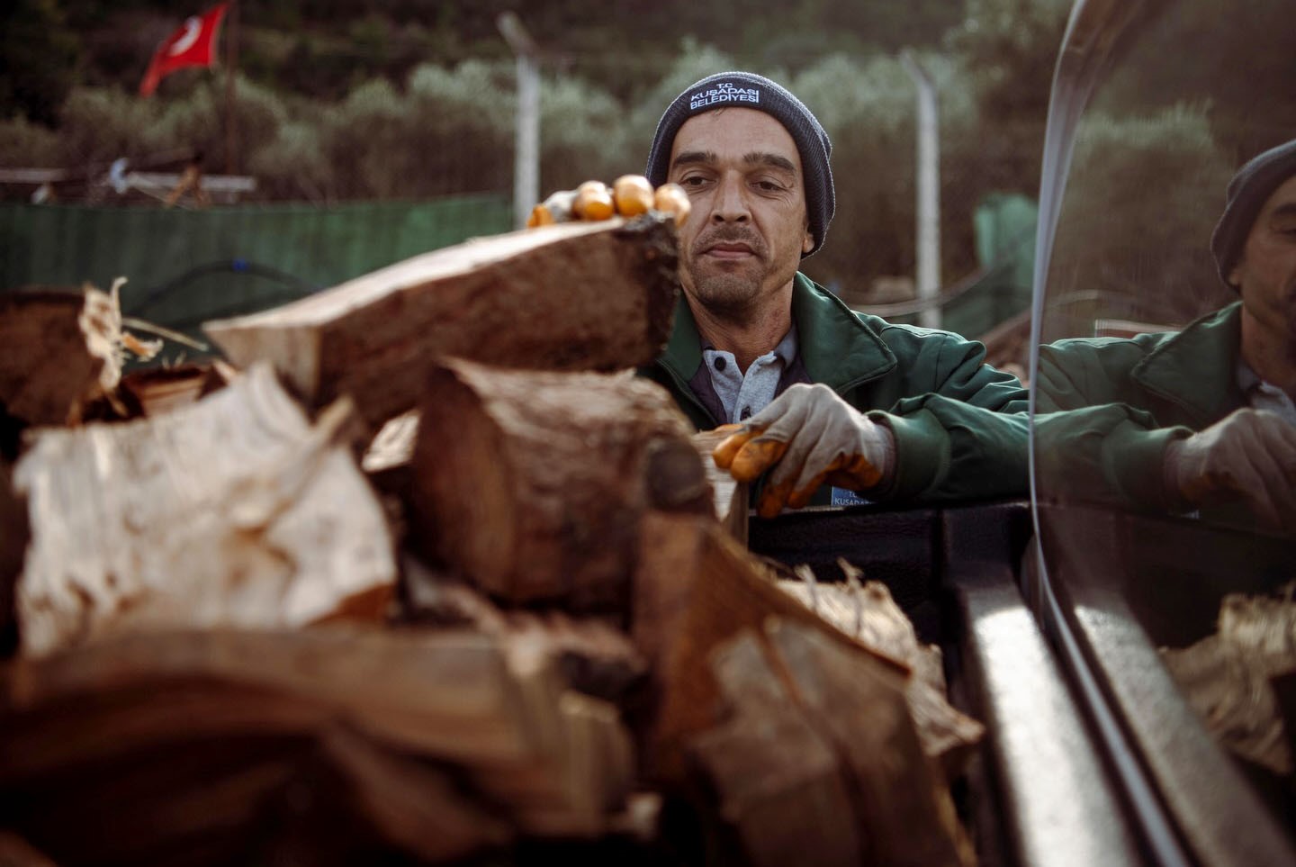 Kuşadası’nda ağaç atıkları ihtiyaç sahipleri için yakacağa dönüşüyor