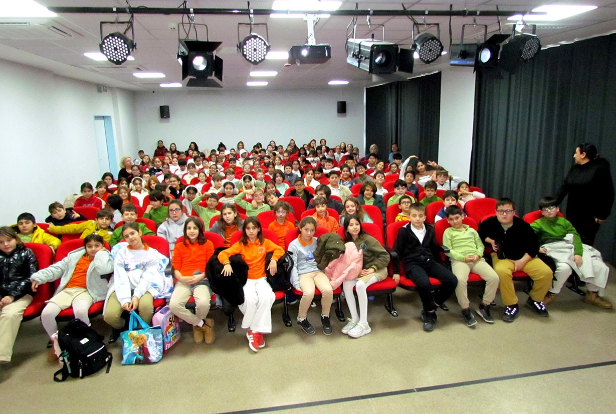 &Ccedil;eşme&rsquo;de &ouml;ğrencilerden hem &ouml;ğretici ve hem lezzetli etkinlik
