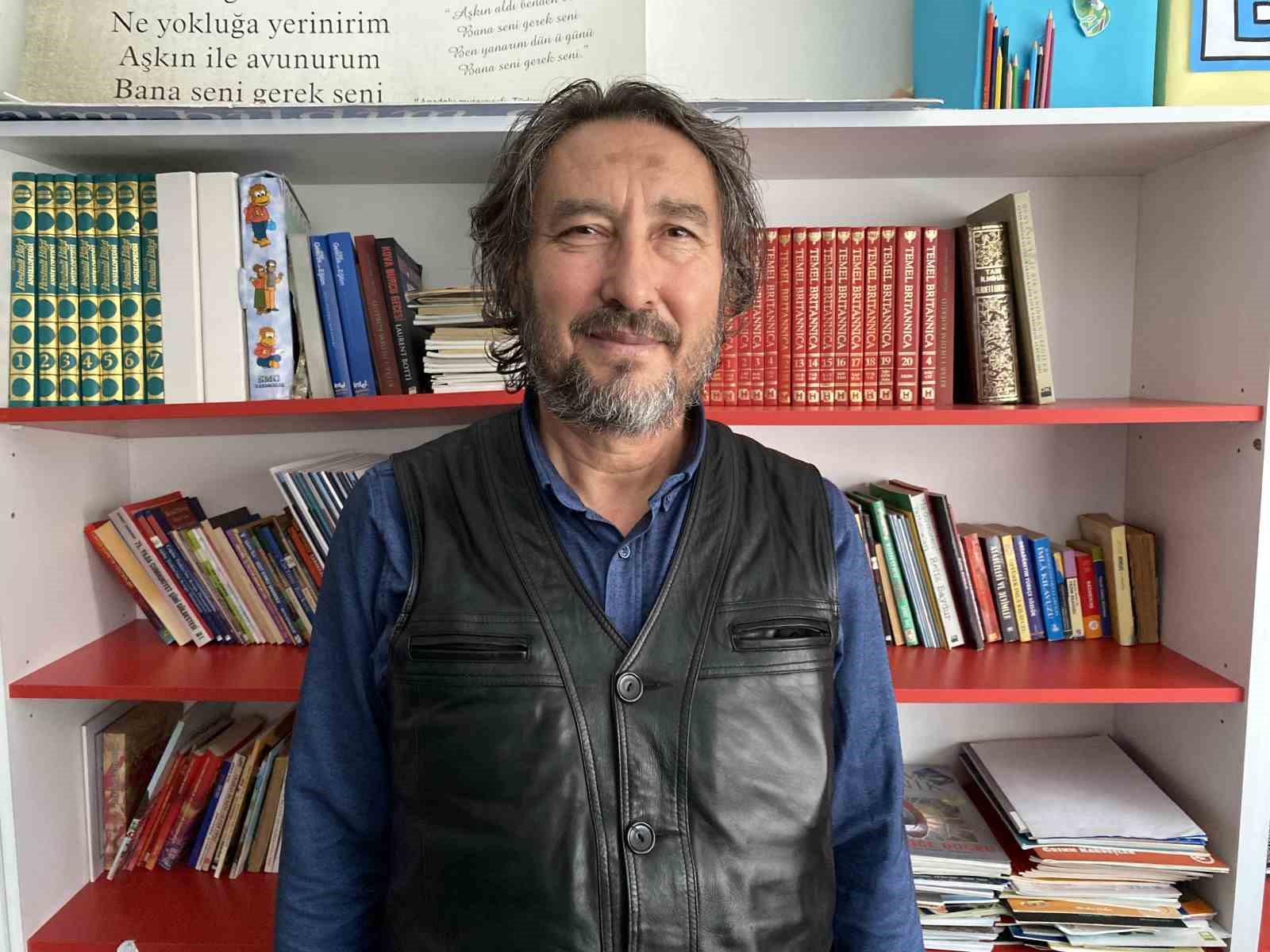 Kaybettiği telefonu i&ccedil;in şiir yazdı
