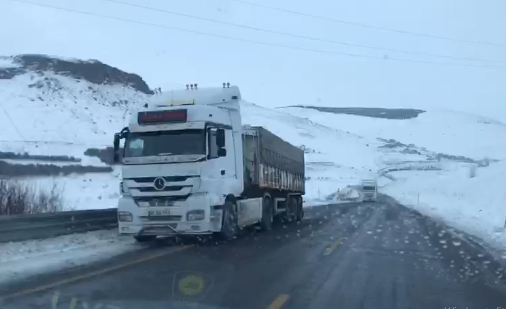 Ardahan&rsquo;da ulaşıma kar ve tipi engeli
