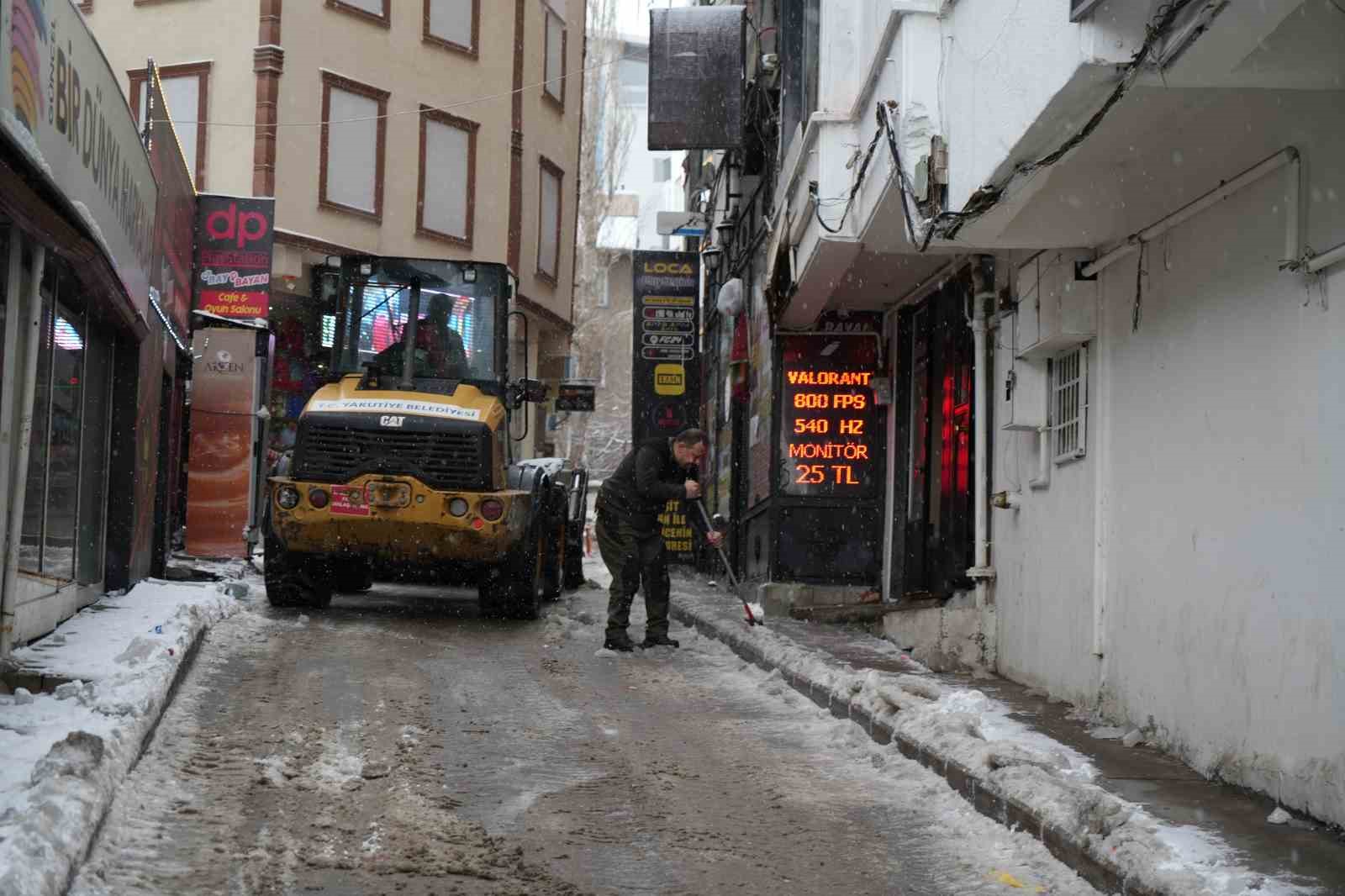 Erzurum&rsquo;da kar yağışı etkili oluyor

