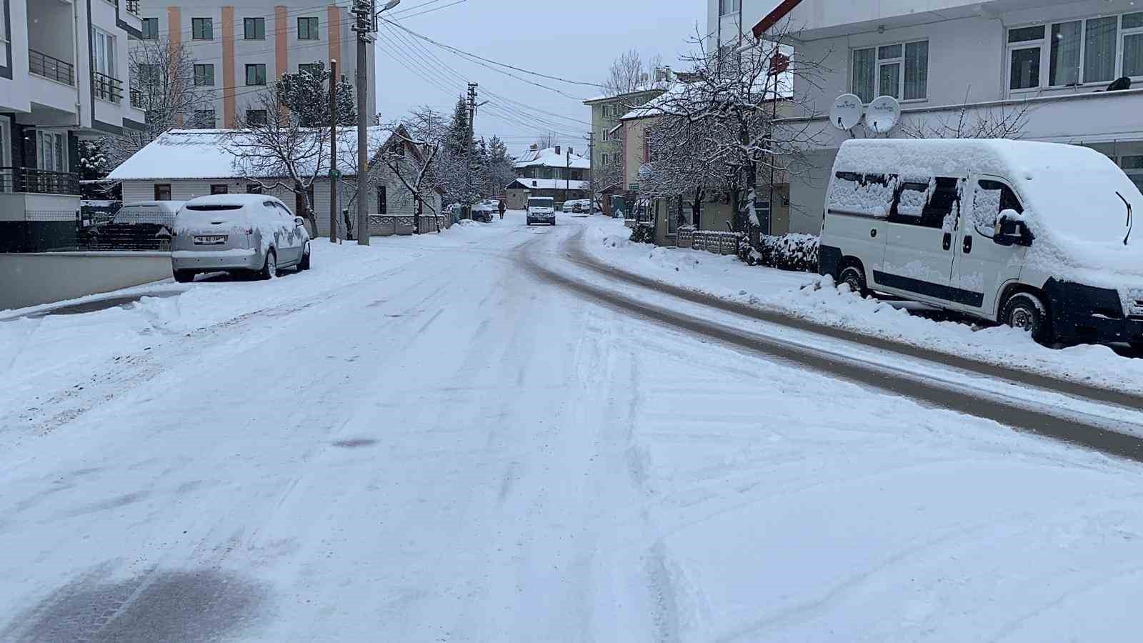 Bolu güne karla uyandı
