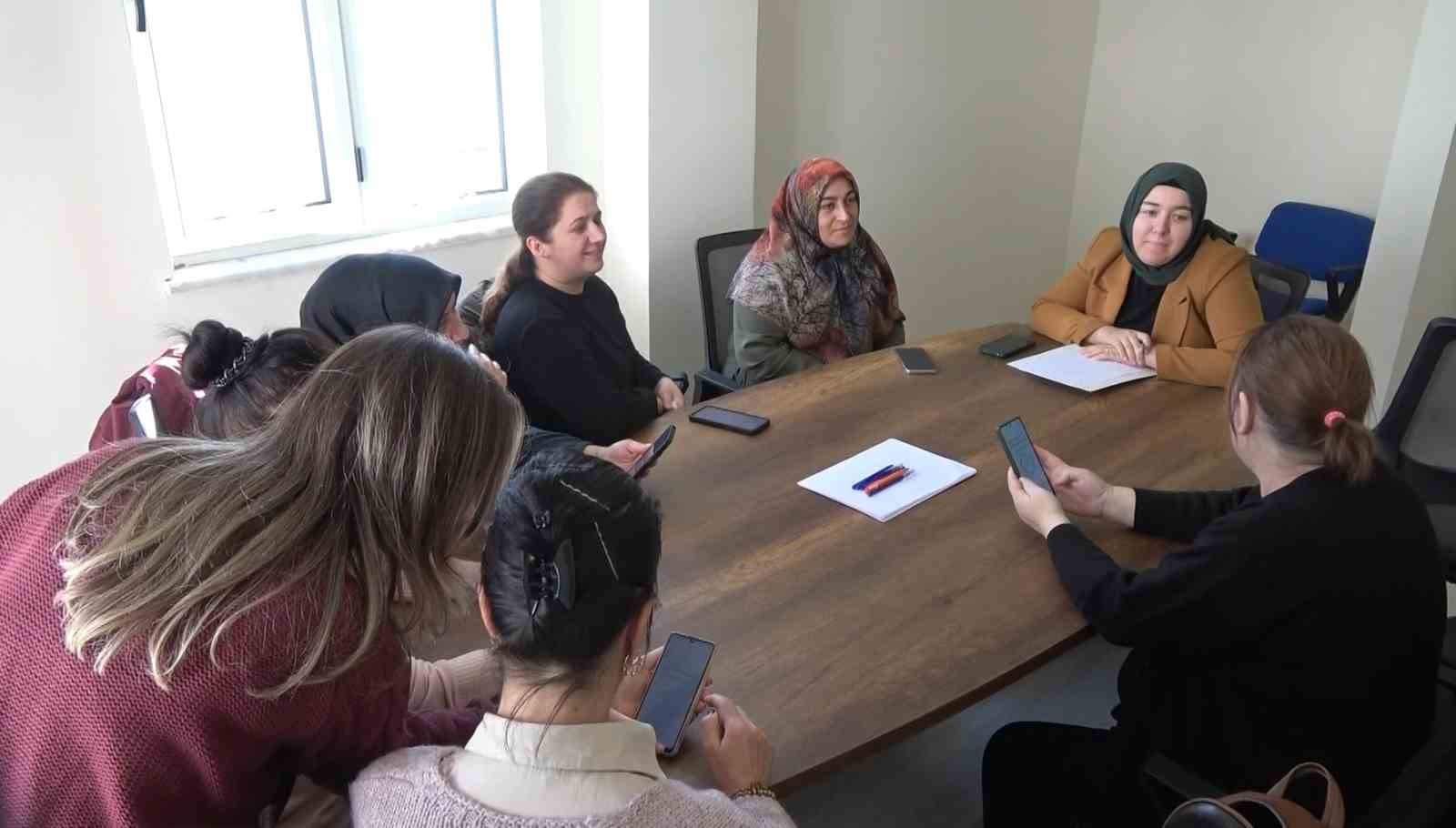 Burdur Aile Akademisi’nde aile içi iletişim ve şiddetle mücadele eğitimleri aralıksız sürüyor