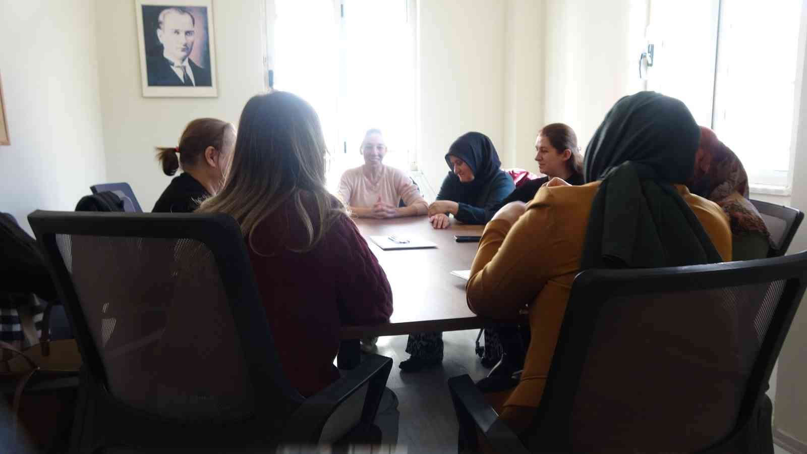 Burdur Aile Akademisi&rsquo;nde aile i&ccedil;i iletişim ve şiddetle m&uuml;cadele eğitimleri aralıksız s&uuml;r&uuml;yor
