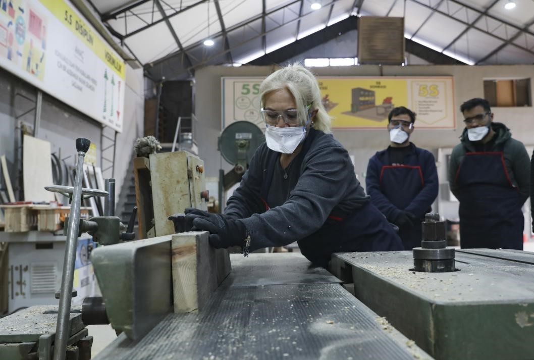 Kadın mobilya ustaları yetişiyor: 12 yıl &ouml;ğretmenlikten sonra marangoz oldu
