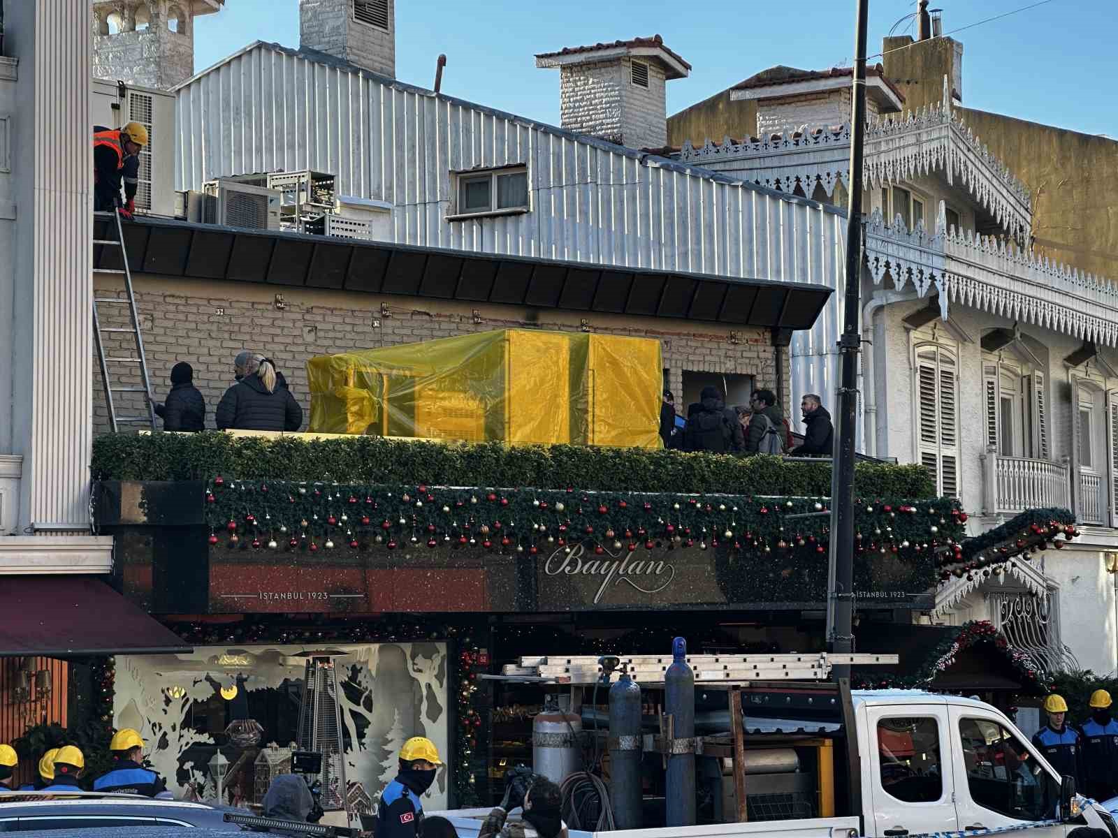 Baylan Pastanesi&rsquo;nin ka&ccedil;ak kısımları yıkılıyor
