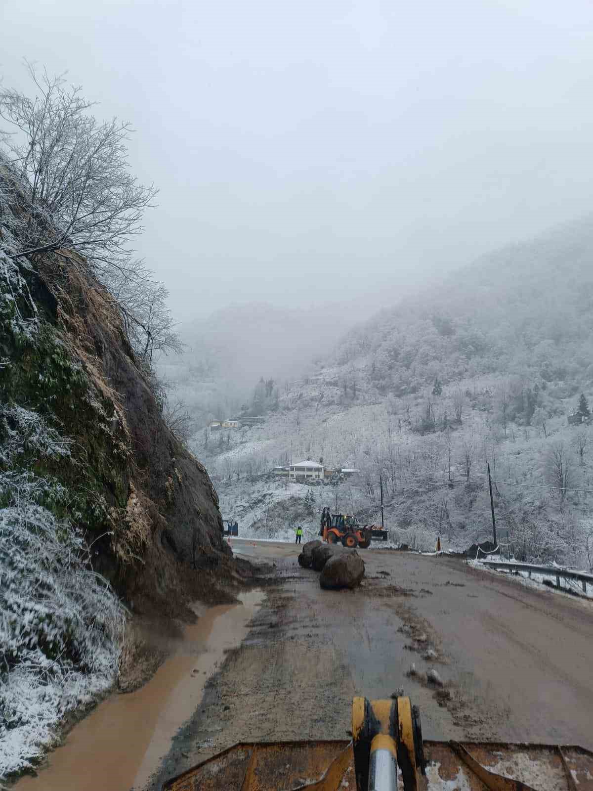 Şalpazarı-Beşikdüzü karayolunda heyelan