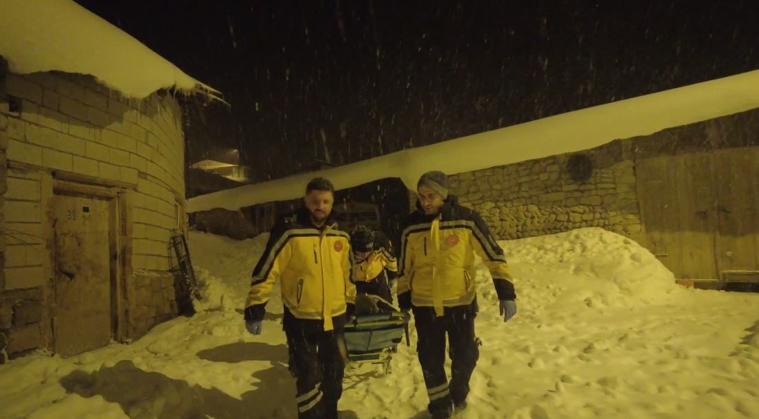 K&ouml;yde rahatsızlanan kadın i&ccedil;in ekipler seferber oldu
