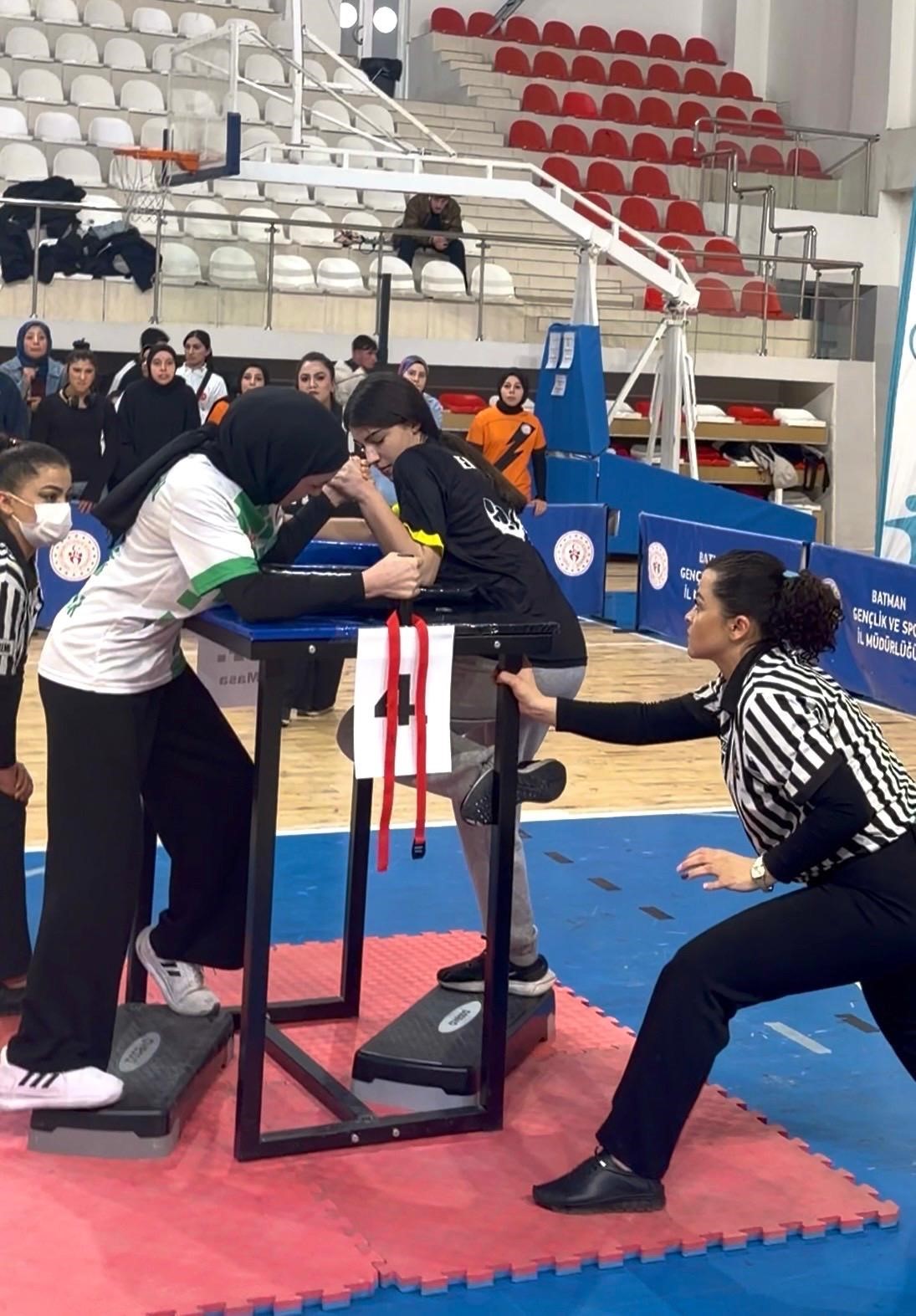 Elazığ&rsquo;a bilek g&uuml;reşinde 3 madalya
