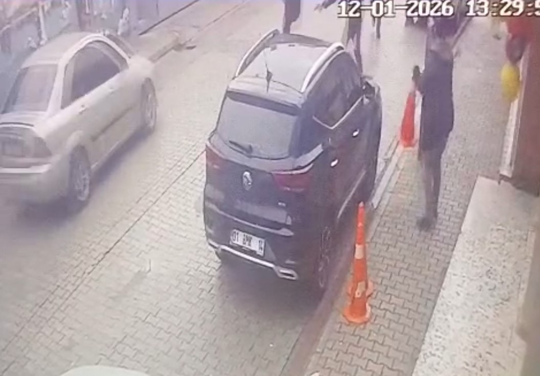 O anlar kamerada: Okul &ouml;n&uuml;nde &ouml;ğretmene &ouml;nce yumruk attı, ardından ateş etti
