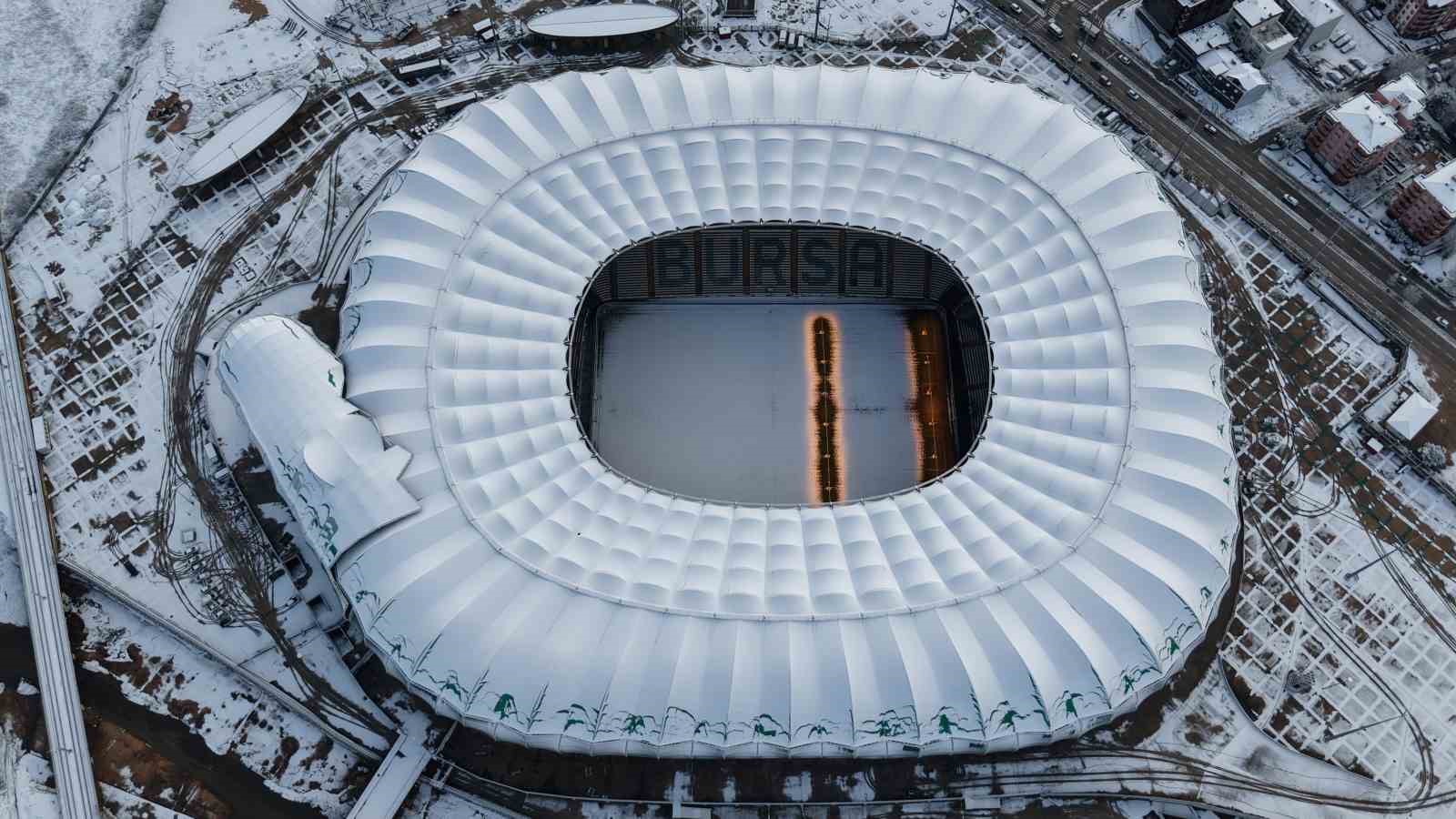 Karla kaplı Timsah Arena Stadyumu böyle görüntülendi