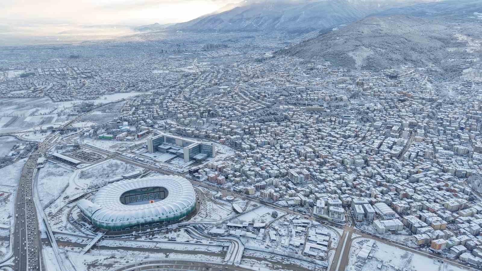 Karla kaplı Timsah Arena Stadyumu b&ouml;yle g&ouml;r&uuml;nt&uuml;lendi
