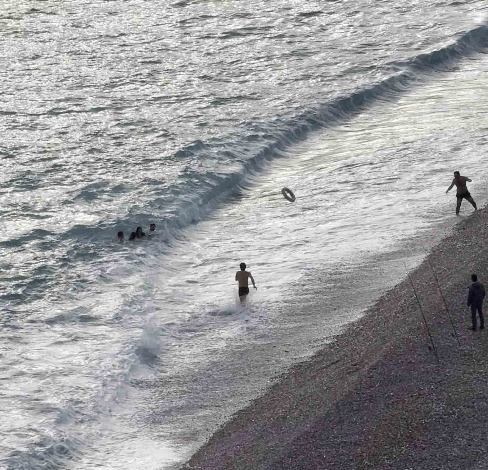 Fırtınalı havada denizde can pazarı