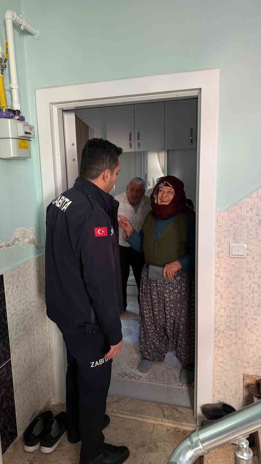 Yaşlı kadının pazarda kaybettiği c&uuml;zdanı bulup evinde teslim ettiler
