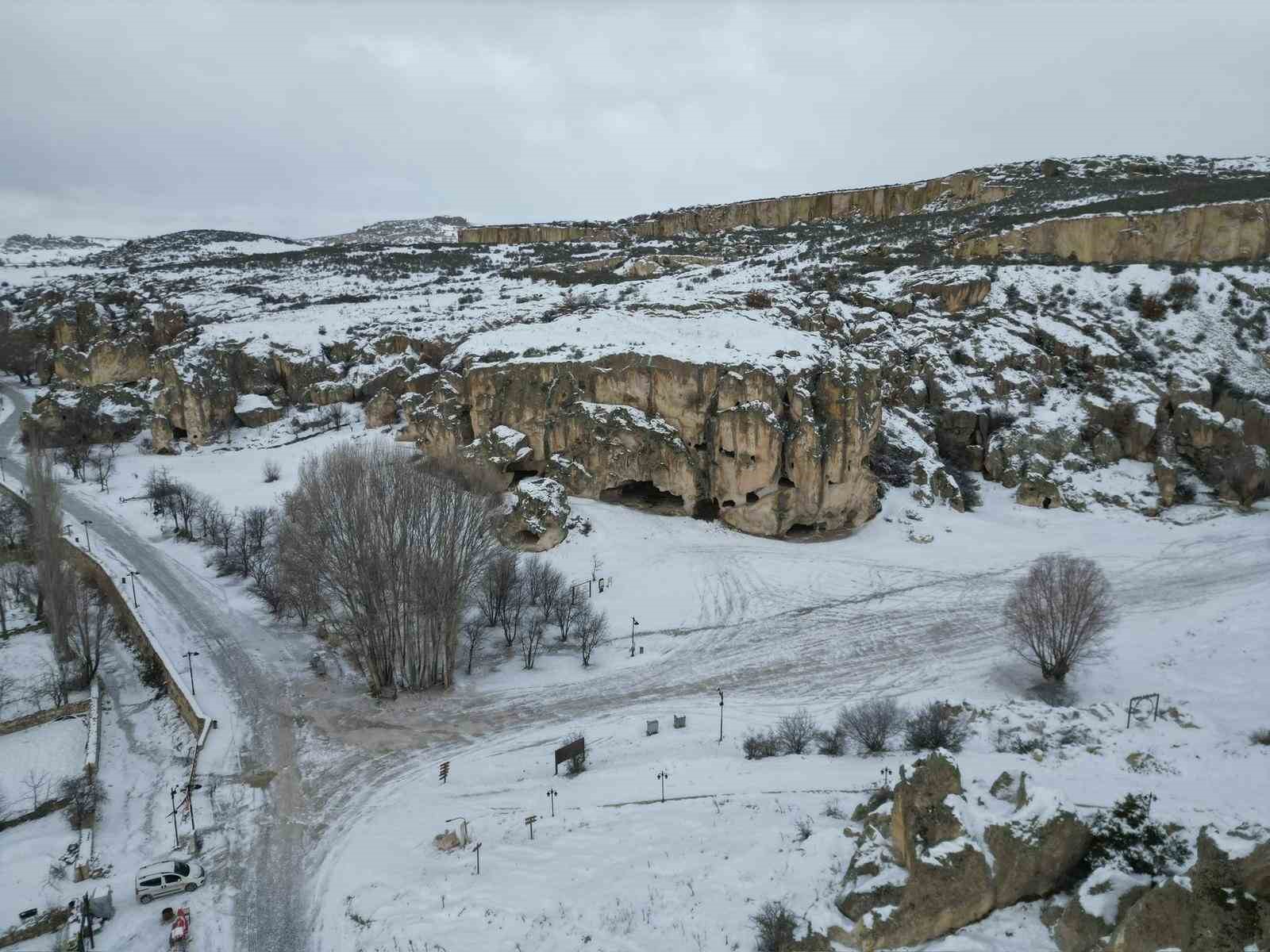 Kar altındaki Frig Vadisi seyrine doyumsuz bir manzara oluşturdu