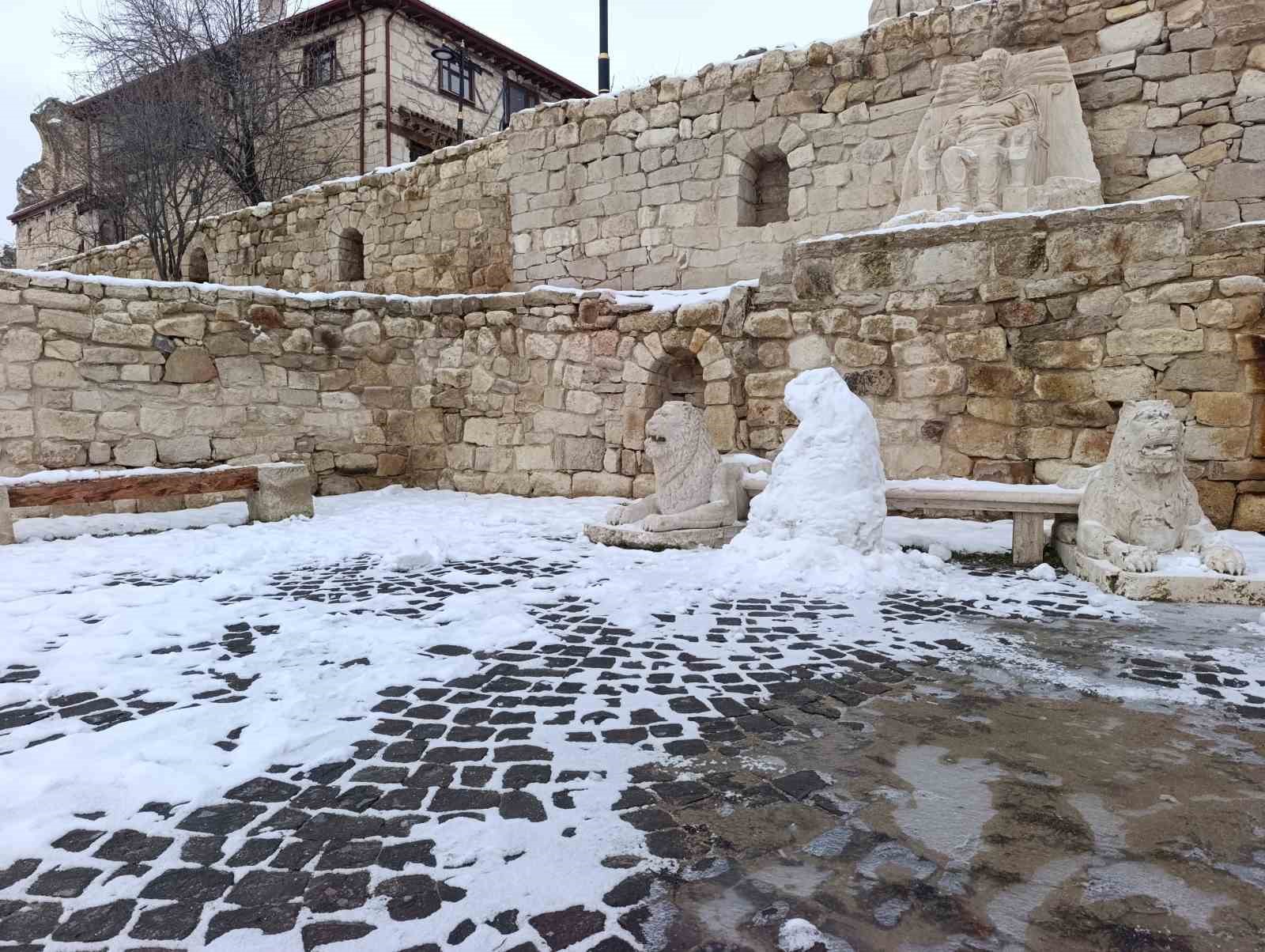 Kar altındaki Frig Vadisi seyrine doyumsuz bir manzara oluşturdu
